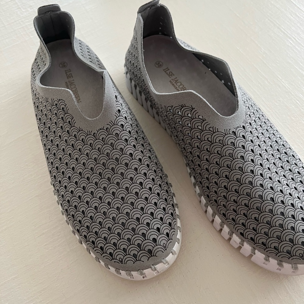 Ilse Jacobsen Gray and Black Women's Slip-On Flats